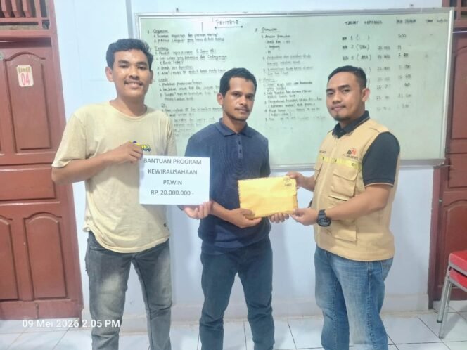 
 PT Wijaya Inti Nusantara menyalurkan bantuan kewirausahaan untuk 12 warga. Foto: Istimewa