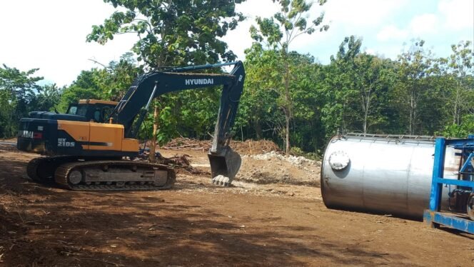 
 Lokasi pabrik asphalt mixing plant atau AMP milik PT Bangkit Lolibu Perkasa diduga beroperasi tanpa izin lingkungan di Desa Latompe. Foto: Istimewa