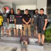 Seorang mahasiswa insial A (depan) ditangkap polisi kasus peredaran narkotika di Kolaka. Foto: Istimewa