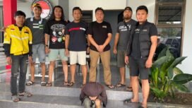 Seorang mahasiswa insial A (depan) ditangkap polisi kasus peredaran narkotika di Kolaka. Foto: Istimewa