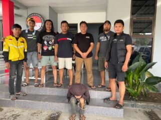 Seorang mahasiswa insial A (depan) ditangkap polisi kasus peredaran narkotika di Kolaka. Foto: Istimewa