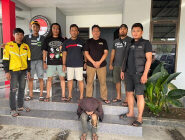 Seorang mahasiswa insial A (depan) ditangkap polisi kasus peredaran narkotika di Kolaka. Foto: Istimewa