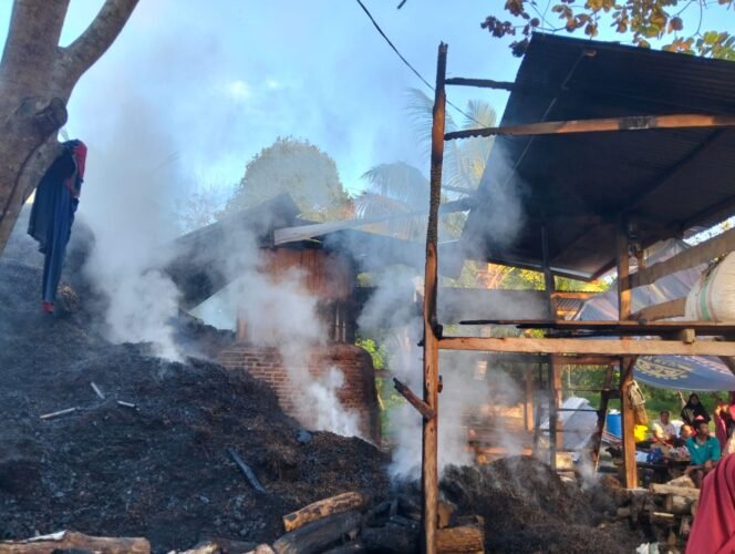 
 Penyulingan Nilam di Desa Latompe, Kecamatan Lawa Muna Barat ludes terbakar, Senin, 4 Mei 2026. Foto:Istimewa