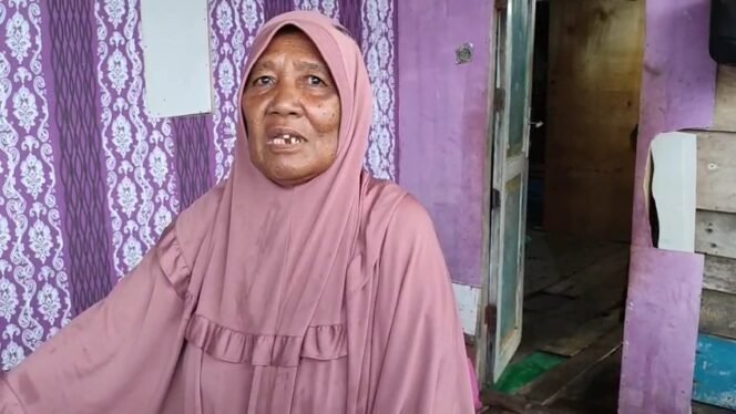 
 Emang, salah seorang masyarakat Bajo yang bermukim di pesisir Kelurahan Sikeli, Kabaena Barat merasa terbantu dengan program air bersih Yayasan Dharul Ashar. Foto: Penafaktual.com