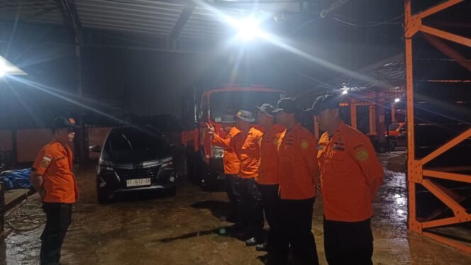 
 Tim Rescue Pos SAR Kolaka bersiap melakukan pencarian terhadap warga Kolaka Utara yang hilang di kebun. Foto: Istimewa