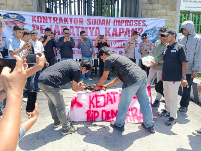 
 Massa aksi menyembelih ayam di gerbang kantor Kejati Sultra. Foto: Istimewa
