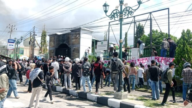 
 Mahasiswa menggelar aksi demonstrasi mendesak Kajati Sultra, Sugeng Riyanta, mengusut dugaan keterlibatan Bupati Bombana dalam kasus korupsi proyek pembangunan Jembatan Cirauci II di Kabupaten Buton Utara. Foto: Istimewa