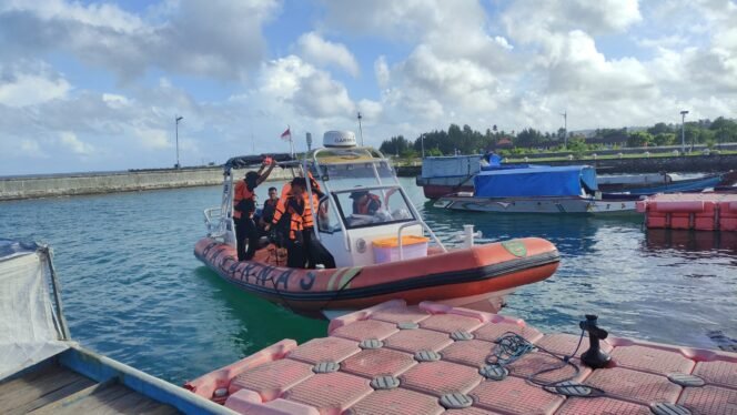
 Tim Rescue Pos SAR Wakatobi melakukan pencarian terhadap La Ode Biru yang dilaporkan hilang saat melaut. Foto: Istimewa