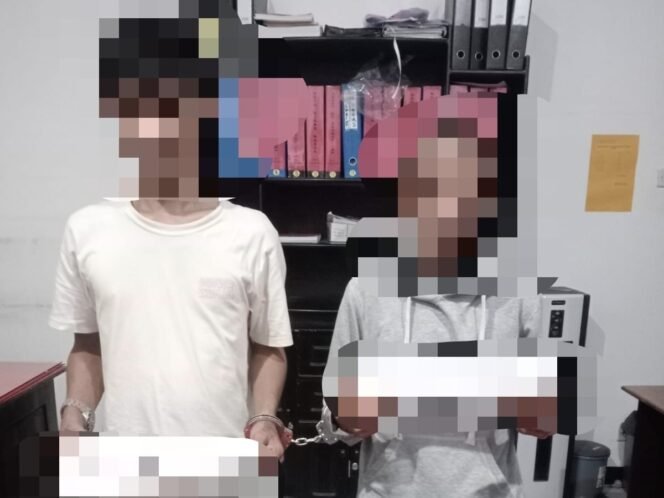 
 Dua pria asal Kabupaten Kolaka, inisial J dan A ditangkap polisi diduga terlibat kasus narkotika. Foto: Istimewa