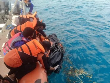 Tim SAR Gabungan saat mengevakuasi tubuh korban yang hilang di perairan Lasalimu Selatan. Foto: Istimewa