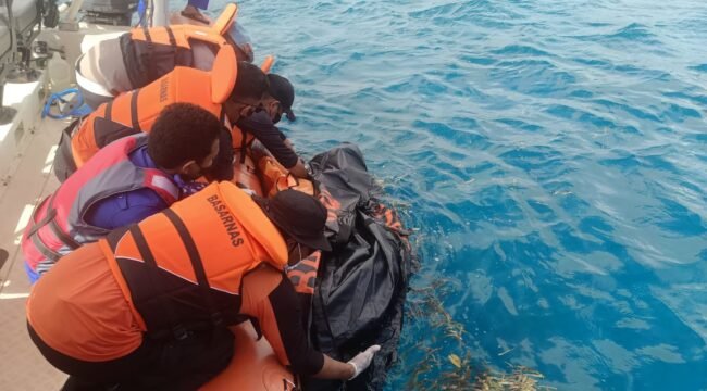 Tim SAR Gabungan saat mengevakuasi tubuh korban yang hilang di perairan Lasalimu Selatan. Foto: Istimewa