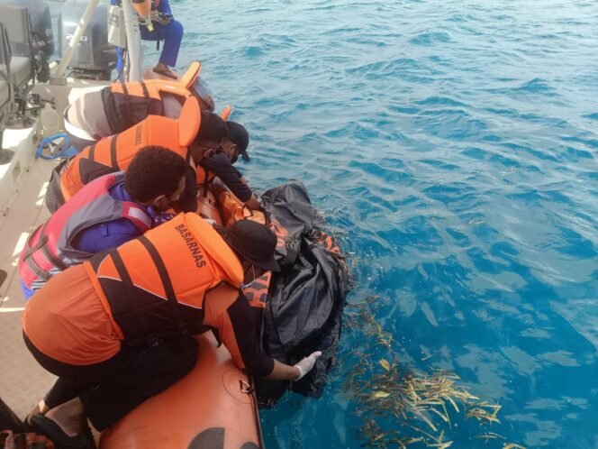 
 Tim SAR Gabungan saat mengevakuasi tubuh korban yang hilang di perairan Lasalimu Selatan. Foto: Istimewa