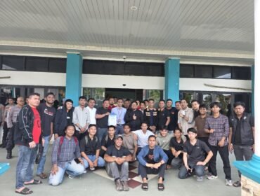 Warga Kabupaten Konawe Utara saat mendatangi Kantor PLN UP3 Kendari. Foto: Istimewa