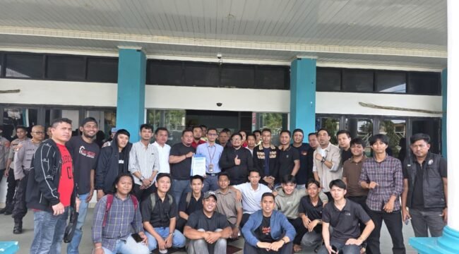 Warga Kabupaten Konawe Utara saat mendatangi Kantor PLN UP3 Kendari. Foto: Istimewa