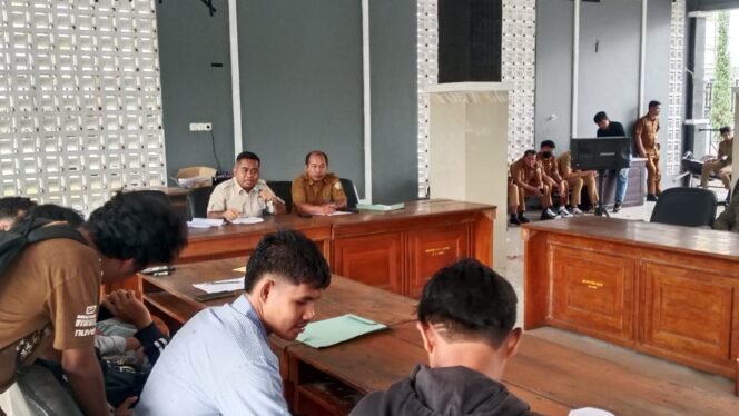 
 Ketua Komisi I DPRD Provinsi Sulawesi, La Isra  saat menemui mahasiswa terkait konflik lahan warga di Kecamatan Bone Kabupaten Muna. Foto: Penafaktual.com