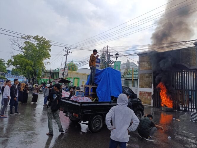 
 Salah satu massa aksi saat berorientasi di depan Kantor Kejati Sultra, Senin (18/5/2026). Foto: Istimewa