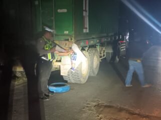 Personel Satlantas Polres Konawe saat melakukan olah TKP di lokasi kecelakaan yang menewaskan seorang anggota polisi di Konawe. Foto: Istimewa.