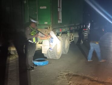 Personel Satlantas Polres Konawe saat melakukan olah TKP di lokasi kecelakaan yang menewaskan seorang anggota polisi di Konawe. Foto: Istimewa.