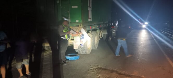 
 Personel Satlantas Polres Konawe saat melakukan olah TKP di lokasi kecelakaan yang menewaskan seorang anggota polisi di Konawe. Foto: Istimewa.
