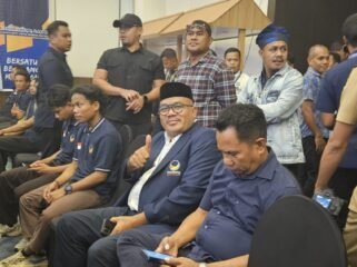 Ketua DPRD Sultra, La Ode Tariala tampak duduk di kursi belakang saat Rakerwil NasDem Sultra. Foto: Istimewa