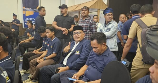 
 Ketua DPRD Sultra, La Ode Tariala tampak duduk di kursi belakang saat Rakerwil NasDem Sultra. Foto: Istimewa