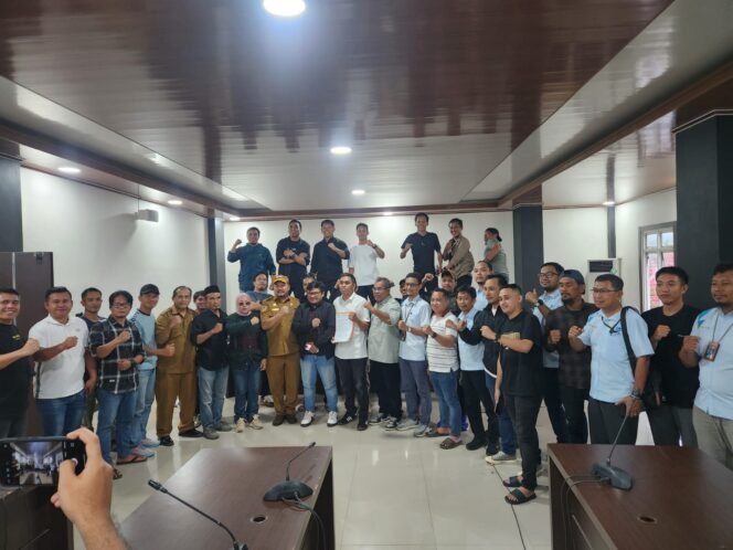 
 Masyarakat Konawe Utara bersama Anggota DPRD Sultra dan Manajemen PLN UP3 Kendari berpose usai RDP. Foto: Istimewa