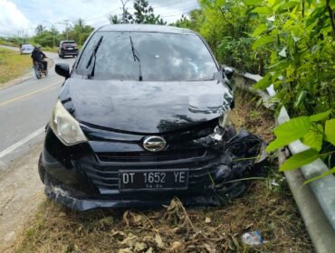 Mobil Daihatsu Sigra mengalami kerusakan parah pada bagian depan usai tabrak pembatas jalan di Warangga Muna. Foto: Istimewa