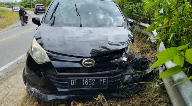 Mobil Daihatsu Sigra mengalami kerusakan parah pada bagian depan usai tabrak pembatas jalan di Warangga Muna. Foto: Istimewa