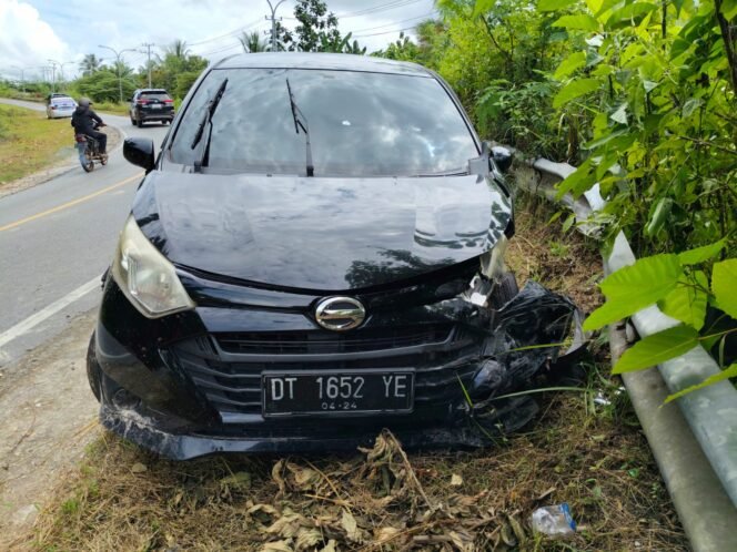 
 Mobil Daihatsu Sigra mengalami kerusakan parah pada bagian depan usai tabrak pembatas jalan di Warangga Muna. Foto: Istimewa