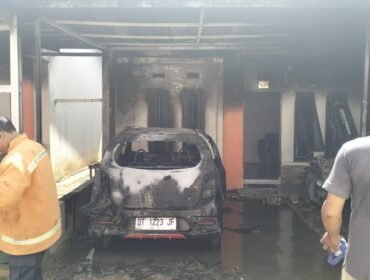Kebakaran rumah di BTN Puri Mahaga Kendari hanguskan mobil dan 5 unit motor. Foto: Istimewa