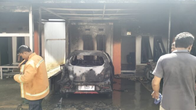 
 Kebakaran rumah di BTN Puri Mahaga Kendari hanguskan mobil dan 5 unit motor. Foto: Istimewa
