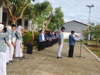 Upacara peringatan Hari Kebangkitan Nasional ke-118 yang dipimpin langsung Kepala SMAN 12 Kendari di halaman sekolah. Foto: Istimewa