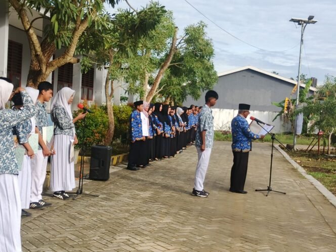 
 Upacara peringatan Hari Kebangkitan Nasional ke-118 yang dipimpin langsung Kepala SMAN 12 Kendari di halaman sekolah. Foto: Istimewa