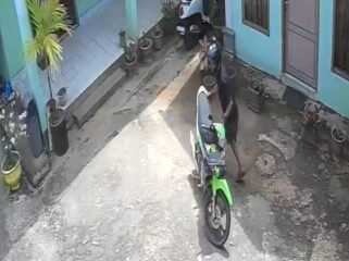 Pria tak dikenal terekam kamera CCTV saat hendak gasak motor di halaman sekolah di Kendari. Foto: Istimewa.