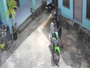Pria tak dikenal terekam kamera CCTV saat hendak gasak motor di halaman sekolah di Kendari. Foto: Istimewa.