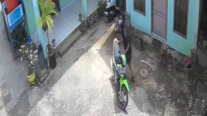 
 Pria tak dikenal terekam kamera CCTV saat hendak gasak motor di halaman sekolah di Kendari. Foto: Istimewa.