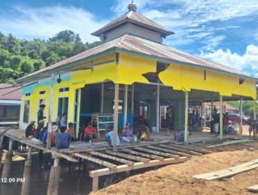 PT WIN melakukan penimbunan halaman Masjid di Dusun 4 Lorong Bajo Kecamatan Laeya, Konawe Selatan. Foto: Istimewa  