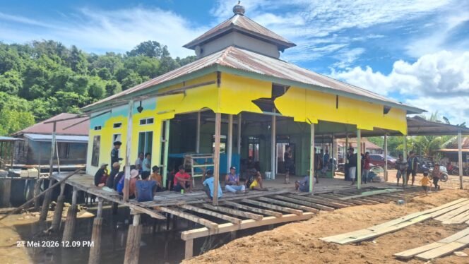 
 PT WIN melakukan penimbunan halaman Masjid di Dusun 4 Lorong Bajo Kecamatan Laeya, Konawe Selatan. Foto: Istimewa  