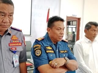 Kepala KSOP Kendari, Capt. Rahman (tengah) dan Kadis Perhubungan Kendari Paminuddin (kiri) serta GM Pelindo Kendari, Herryanto. Foto: Penafaktual.com