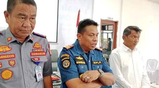 Kepala KSOP Kendari, Capt. Rahman (tengah) dan Kadis Perhubungan Kendari Paminuddin (kiri) serta GM Pelindo Kendari, Herryanto. Foto: Penafaktual.com