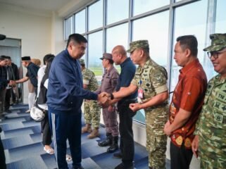 Menteri PKP RI, Muruarar Sirait (kiri) tiba di bandara Haluoleo disambut oleh Danlanud Kolonel Tarmuji Hadi Susanto. Foto: Istimewa.