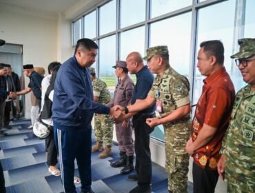 Menteri PKP RI, Muruarar Sirait (kiri) tiba di bandara Haluoleo disambut oleh Danlanud Kolonel Tarmuji Hadi Susanto. Foto: Istimewa.