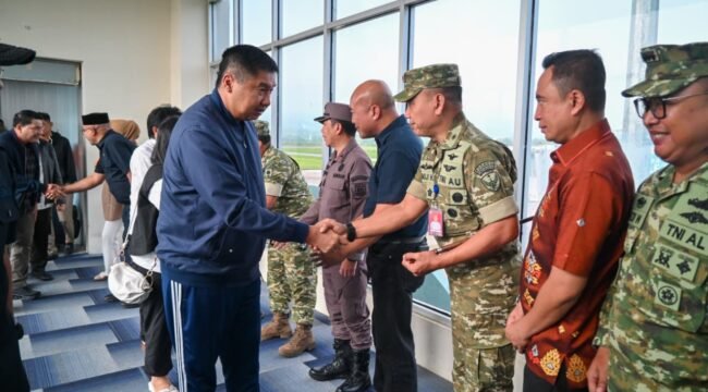 Menteri PKP RI, Muruarar Sirait (kiri) tiba di bandara Haluoleo disambut oleh Danlanud Kolonel Tarmuji Hadi Susanto. Foto: Istimewa.