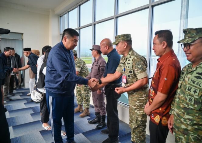 
 Menteri PKP RI, Muruarar Sirait (kiri) tiba di bandara Haluoleo disambut oleh Danlanud Kolonel Tarmuji Hadi Susanto. Foto: Istimewa.
