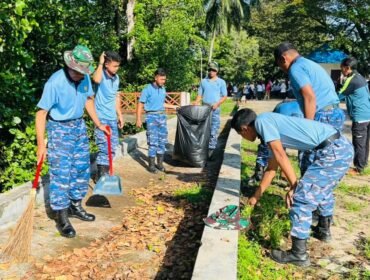 Sejumlah Prajurit Pangkalan TNI AU Haluoleo mengikuti wisata pungus sampah di kawasan anjungan Teluk Kendari. Foto: Istimewa