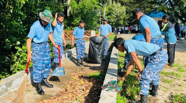 Sejumlah Prajurit Pangkalan TNI AU Haluoleo mengikuti wisata pungus sampah di kawasan anjungan Teluk Kendari. Foto: Istimewa