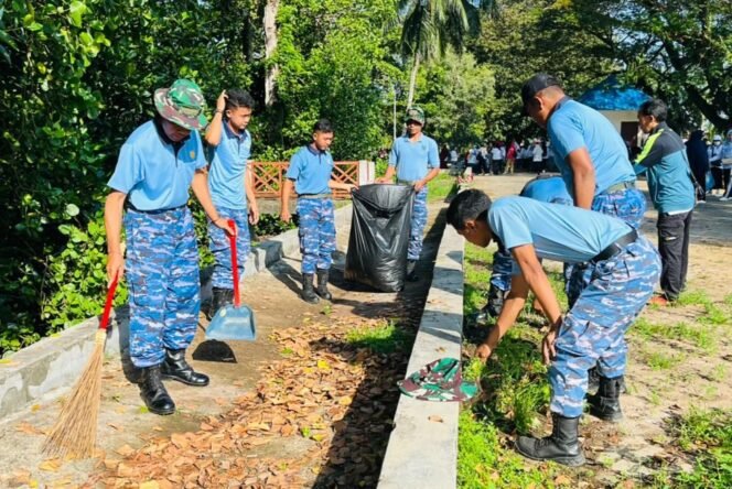 
 Sejumlah Prajurit Pangkalan TNI AU Haluoleo mengikuti wisata pungus sampah di kawasan anjungan Teluk Kendari. Foto: Istimewa