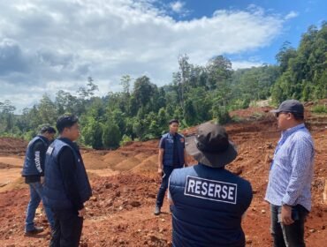 Sejumlah personel Subdit IV Tipidter Ditreskrimsus Polda Sultra saat berada di lokasi tambang PT BBDM. Foto: Istimewa