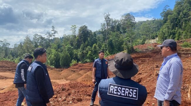 Sejumlah personel Subdit  IV Tipidter Ditreskrimsus Polda Sultra saat berada di lokasi tambang PT BBDM. Foto: Istimewa
