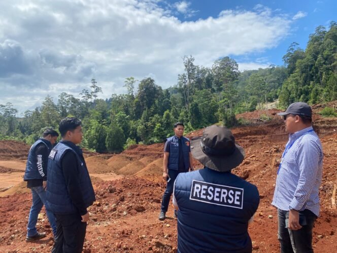 
 Sejumlah personel Subdit  IV Tipidter Ditreskrimsus Polda Sultra saat berada di lokasi tambang PT BBDM. Foto: Istimewa